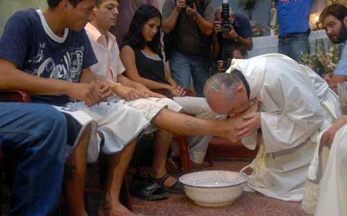 Pope washes women's feet