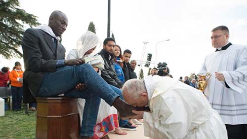 Pope Francis washes feet