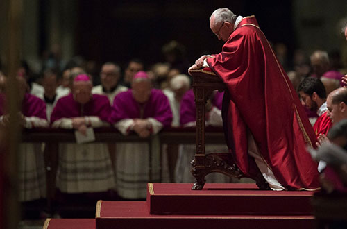 Pope Francis Praying